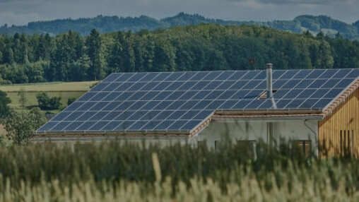 Instalação de painéis solares Zytron em zona rural de Portugal — energia solar limpa e sustentável.